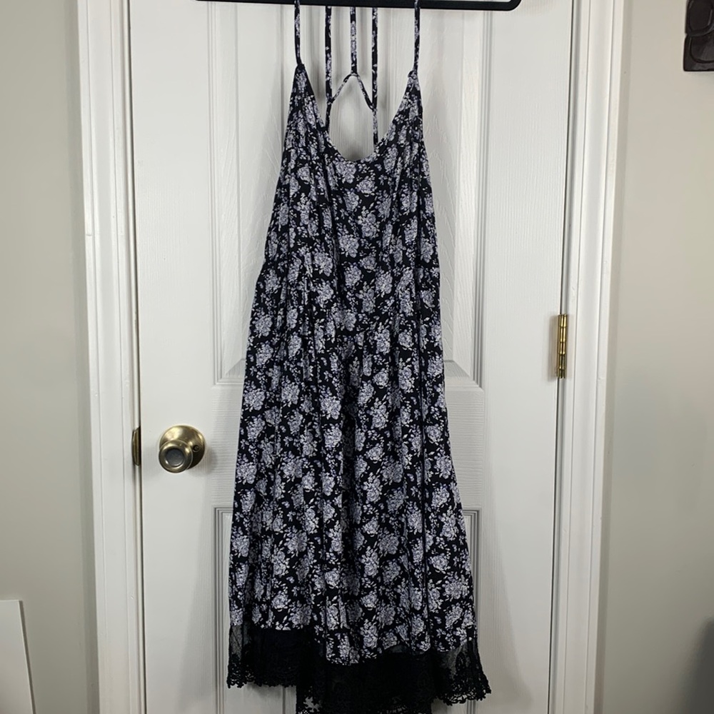 Forever 21 plus size sleeveless midi dress. Has a zipper on the side. Flowered